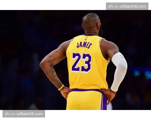 湖人收官战大胜爵士 詹姆斯八村塁半场各得18分轻松取胜
